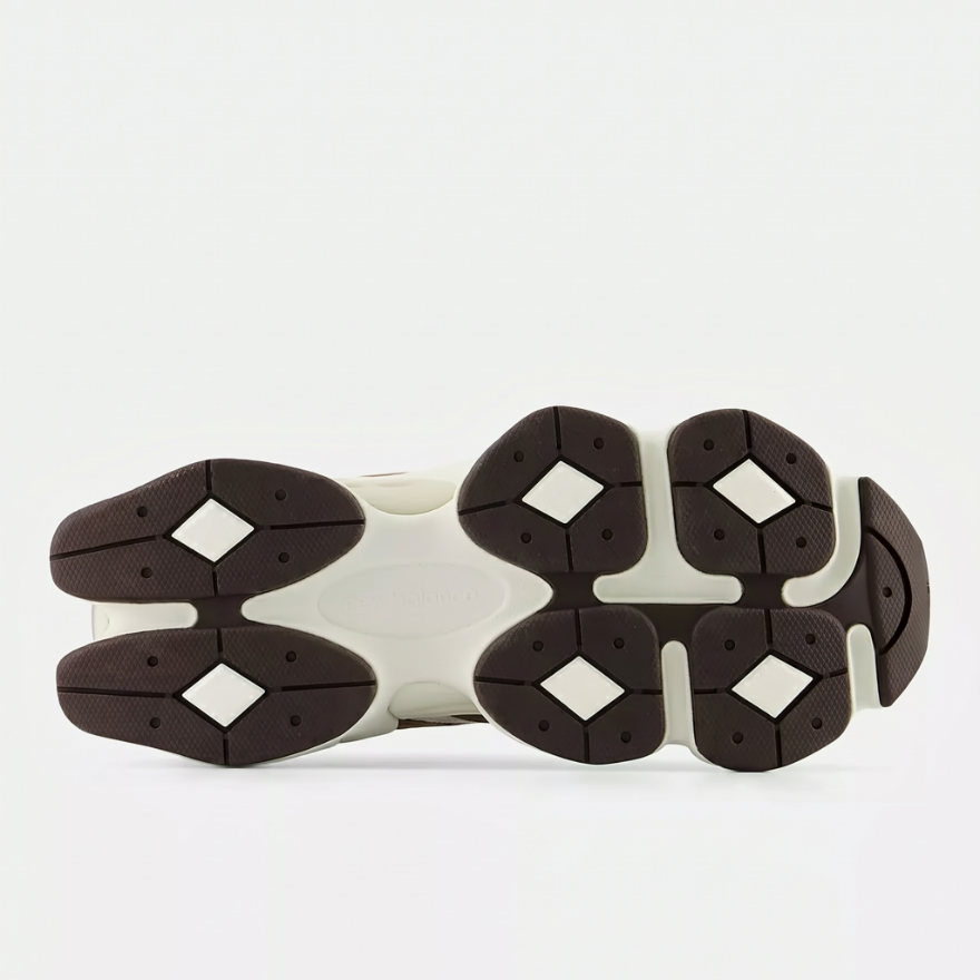 9060 Thunder Brown with Stoneware and Black Coffee